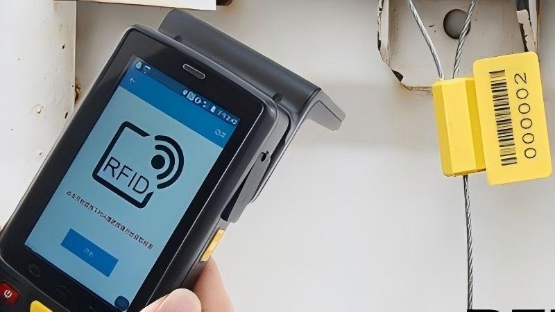 scanning a barcode seal on the right and an RFID reader automatically detecting an RFID seal on the left.