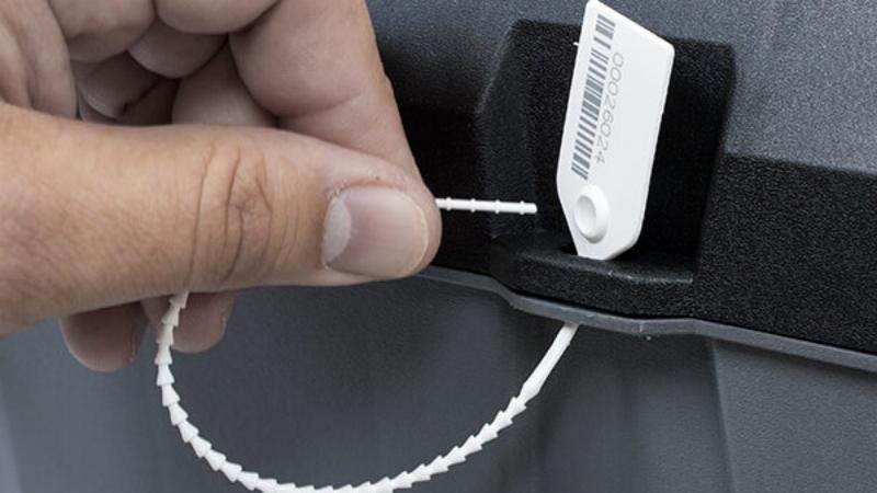 Judging Tampering by Feel and Sound A hand applying a plastic seal, with lines indicating the crisp sound and tight feeling of a secure lock.