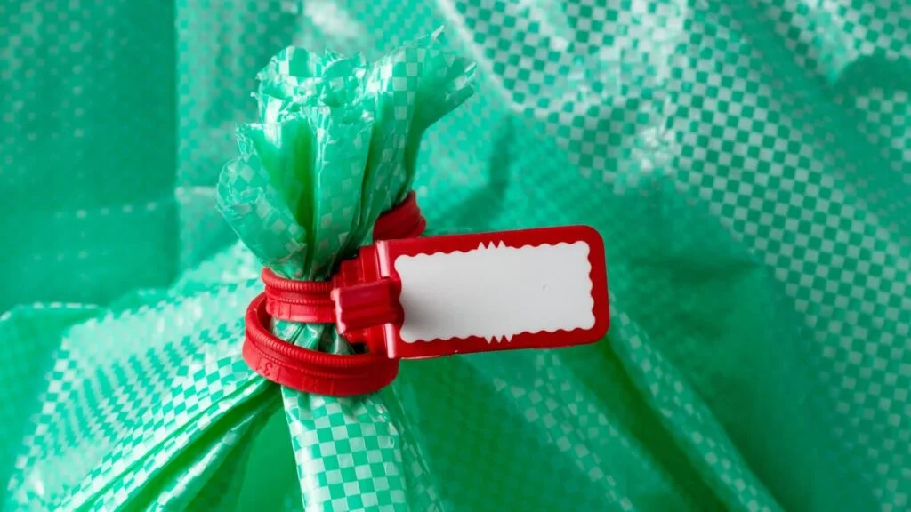 Correctly applying and tightening a bag seal How to Correctly Apply and Lock Your Bag Seal