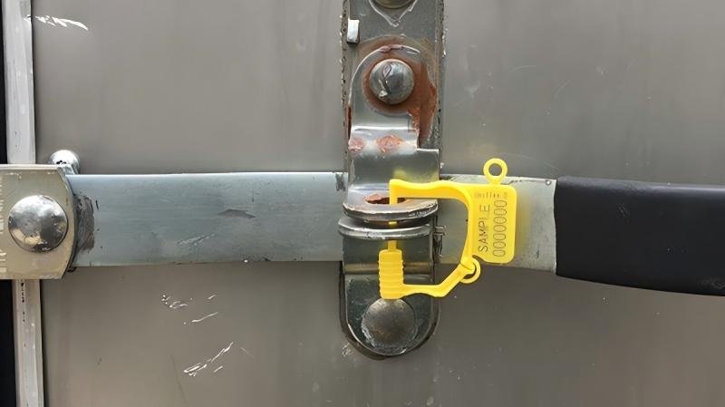 Diagram showing correct vs incorrect application of padlock seals